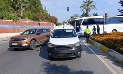 Hafif ticari araçla çarpışan motosikletli yaralandı