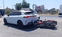 Manavgat'ta motosiklet aniden duran otomobile çarptı