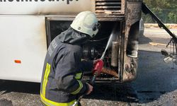 Tur otobüsünün motor bölümü alev aldı