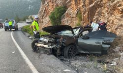 Antalya'da otomobil takla attı: 1 ölü, 2 yaralı