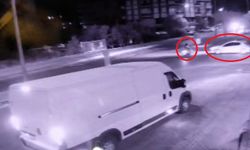 Otomobille çarpışan motosikletli yola savruldu
