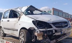 Devrilen otomobildeki 4 kişi yaralandı