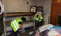 Kepez’de çöp eve dönüşen konutta temizlik
