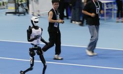 Çinli insansı robot 100 metreyi Usain Bolt'tan daha hızlı koştu