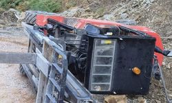Gazipaşa'da devrilen forkliftin altında kaldı