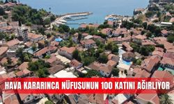 Hava kararınca nüfusunun 100 katını ağırlıyor