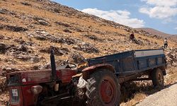 Korkuteli'nde TIR traktöre çarptı