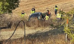 Otomobil takla atarak tarlaya devrildi: 1 ölü, 2 yaralı