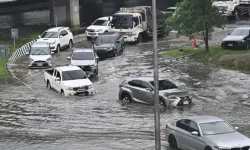 Bangkok'ta sel: Binlerce kişi tahliye edildi
