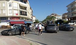 Yolun ortasında duraklayan otomobil, 3 araçlı kazaya neden oldu