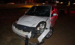 Manavgat'ta motorlu bisiklet ve otomobil çarpıştı