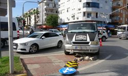 Otomobille çarpışan kamyonet, trafik yön levhasına çarparak durdu