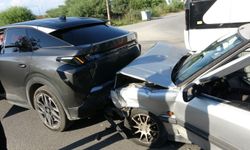 Antalya'da otomobiller çarpıştı: 1 yaralı