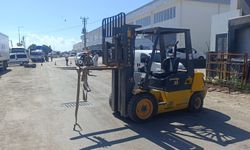 Forkliftin demirlerine çarpan motosiklet sürücüsü hayatını kaybetti