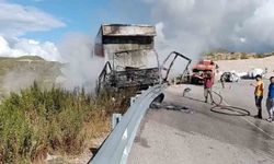 Bariyerlere çarpan kamyon alev alev yandı