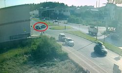 İki otomobil kavşakta çarpıştı