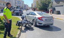 Manavgat'ta motosiklet otomobile yandan çarptı