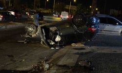 Otomobil takla attı, motoru yola fırladı!