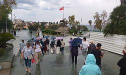 Turistler yağmura rağmen gezilerini sürdürdü