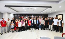 Başkan Uysal, Muratpaşa Belediyespor güreşçileriyle buluştu