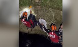 10 metrelik su kuyusunda mahsur kalan kediyi ekipler kurtardı