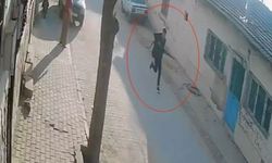 Turgutlu’da okul önünde silahlı saldırı yapan şahsın geliş ve kaçış anları kamerada