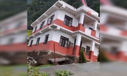 Nepal'deki selde hükümet binasının nehre kapıldığı anın görüntüsü ortaya çıktı