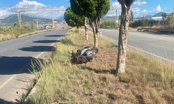 Gazipaşa'da motosiklet refüje devrildi