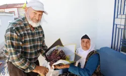58 yıllık eşine her doğum gününde çiçek yerine üzüm hediye ediyor
