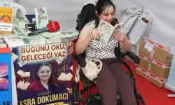 Yürüme engelli Esra, hayat hikayesini kitabı 'Umut'ta anlattı