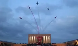 Türk Yıldızları'ndan Anıtkabir’de saygı uçuşu