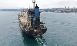 Karadeniz'de İHA saldırısına uğrayan gemi İstanbul Boğazı'ndan geçirildi