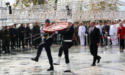 Cumhuriyet Meydanı'nda çelenk sunma töreni