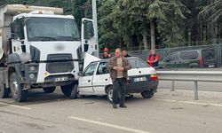 Ters yöne giren otomobil hafriyat kamyonunun altına girdi