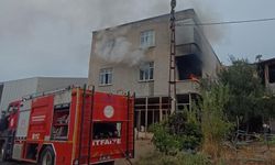 Ev yangınında mahsur kaldı