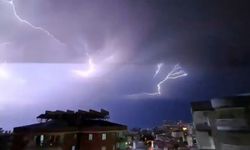 Alanya'da şimşekler geceyi gündüze çevirdi
