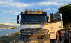 Antalya'da seyir halindeki kamyon kurşunlandı: 1 yaralı