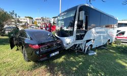 Alanya’da midibüs ve otomobil çarpıştı: 2 yaralı