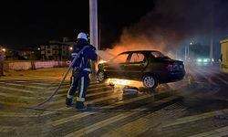 Serik'te çarpışan otomobillerden biri alev aldı