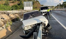 Alanya'da otomobil demir bariyere saplandı
