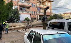 Gazipaşa'da elektrik direği otomobile saplandı