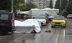 Antalya'da şiddetli rüzgar semt pazarını vurdu