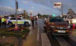 Manavgat'ta kırmızı ışık ihlali yapan kamyon araçlara çarptı