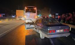 Manavgat'ta otomobil kırmızı ışıkta bekleyen otobüse çarptı