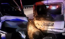 Alanya'da kamyonet otomobile çarptı