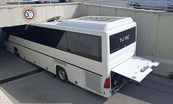 Manavgat'ta otobüs alt geçide sıkıştı: Meraklı vatandaşlar simit-ayran eşliğinde izledi