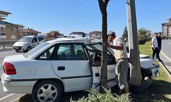Alanya'da otomobil aydınlatma direğine çarptı