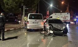 Burdur'da öğrenci servisi ile otomobil çarpıştı: 12 öğrenci hafif yaralı
