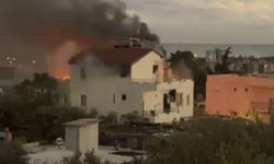 Antalya'da iki katlı evin çatısı alevlere teslim oldu