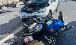 Otomobil jandarma motosikletine çarptı
